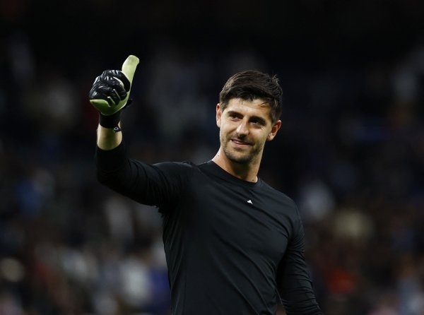 Mọi bài viết: Phong độ của thủ môn chủ lực Courtois 33 tuổi của Real Madrid sa sút, đội bóng cần xem