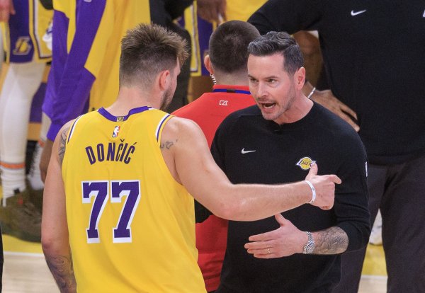 Hồ ba sụp đổ cổ điển! Lakers b
