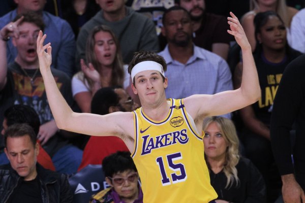 Toàn năng! Reeves thực hiện 5 trong số 10 cú sút trong hiệp và đóng góp 12 điểm, 5 rebound và 7 kiến