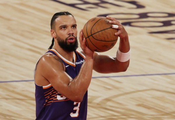 Phản khí hậu! Dillon thực hiện 7% trong số 17 quả ba điểm, 26 trong số đó, 5 trên 10 và ghi được 21 