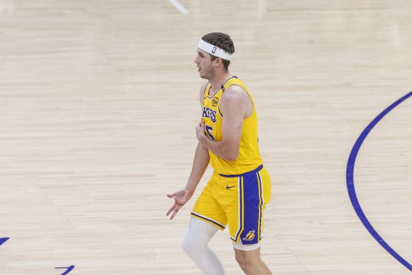 Reeves có ít nhất 50 điểm, 10 rebound và 5 kiến ​​tạo. Anh là cầu thủ thứ ba trong lịch sử Lakers. N