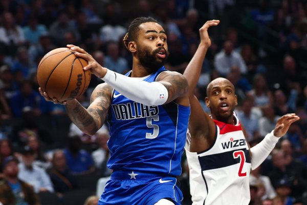 Phóng viên nổi tiếng: Flagg hiện không thành công trong vai trò người bảo vệ quan điểm. Russell có t