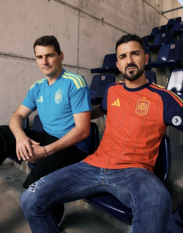 🫡Huyền thoại có công xuất hiện! Adidas mời Casillas và Villa khởi động áo đấu World Cup của Tây Ban 