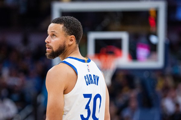 Ngày mai Warriors đối đầu Pacers trên sân nhà, Curry nghi ốm vì ốm