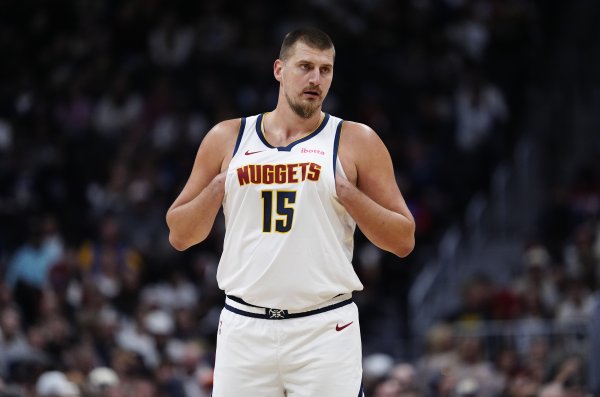 Tất cả đều bị đẩy ra khỏi địa điểm! Jokic bị gọi vì phạm lỗi tấn công ở một vị trí và Nuggets đã thá