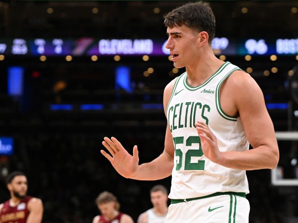 Garza bắt được bóng và lao xuống, và Celtics đã ngăn chặn Magic bằng đòn tấn công 13-0 trong hiệp cu