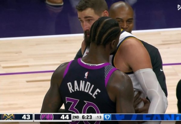 Mùi thuốc súng! Wallan phạm lỗi với Reed, người đã đẩy anh ta gây ra một va chạm nhỏ và phạm lỗi kỹ 