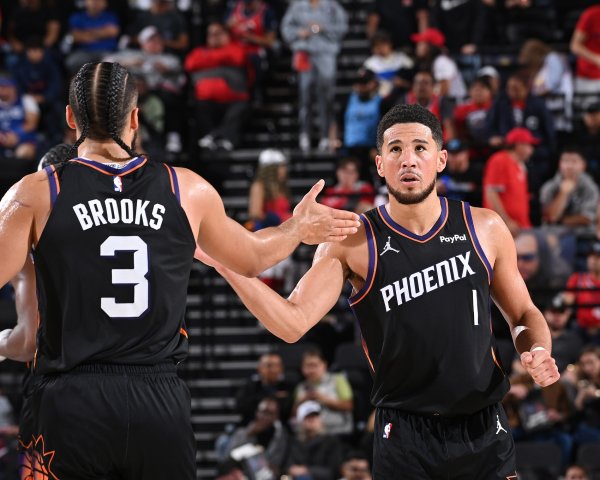 chuyện gì đã xảy ra thế? Trong vòng chưa đầy ba phút của hiệp thứ ba, Suns đã vượt lên dẫn trước 15-