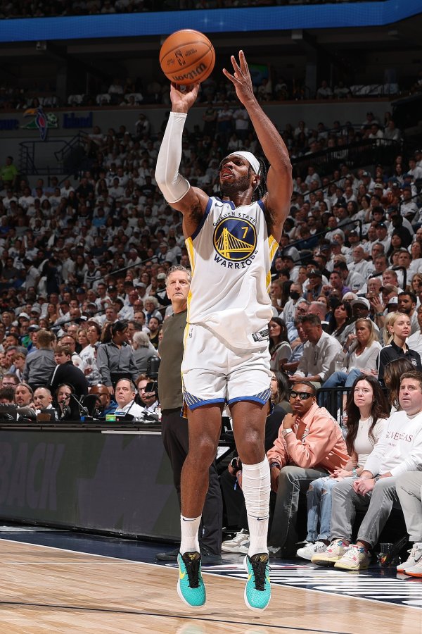 Ghi được một mùa giải mới! Hield ghi được 18 điểm khi bắn 7 ăn 20, 6 rebound, 3 hỗ trợ và 2 lần đánh