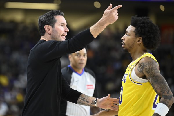 Nick Smith: Tôi đã được dạy không phạm lỗi khi còn ở Hornets, nhưng sau khi đến Lakers, bạn phải rèn