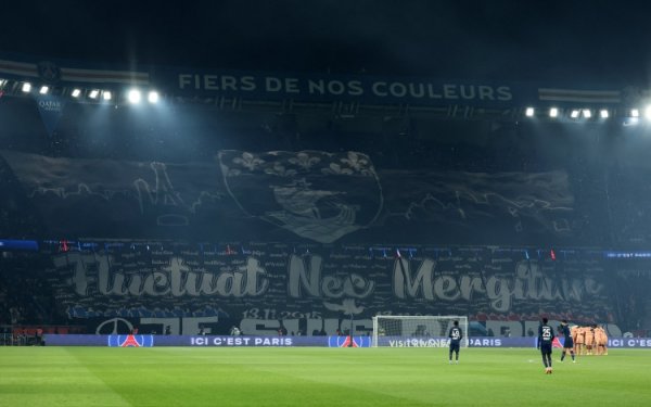 Khán đài sân nhà của Paris Saint-Germain có TIFO lớn để tưởng nhớ các nạn nhân của vụ tấn công khủng