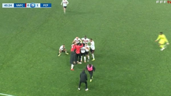 Quả bóng này hay quá! Cầu thủ hạng C của Pháp tung cú sút căng từ cự ly 35m nhưng bóng đi trúng tâm 