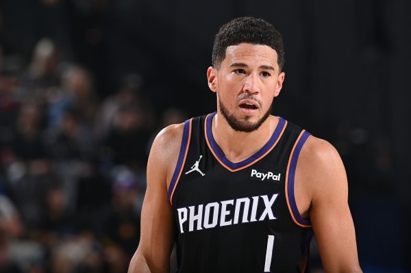 Tiếp tục bắn! Booker thấy nóng, giơ tay từ trên đỉnh vòng cung lên làm con trỏ ba chỉ rồi xâu kim lạ